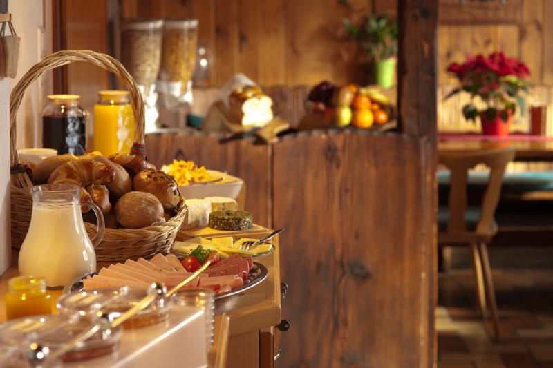 boulangerie-ST MARTIN DE PALLIERES-min_breakfast_buffet_food_restaurant_meal_hotel_plate_fresh-718745